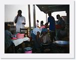 A due passi dalla Scuola di Rose M.Guiraud la nostra venditrice di Alokò (banane fritte) Abidjan * 504 x 378 * (35KB)